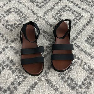 🩵 3 for $12 🩵 LIKE NEW Universal Thread Women’s Black Strappy Sandals Size 9.5